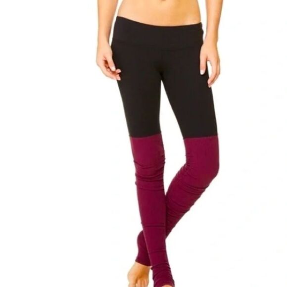 ALO Yoga Goddess Two-Tone Black Wine Scrunch Leggings Size Medium - Picture 1 of 4